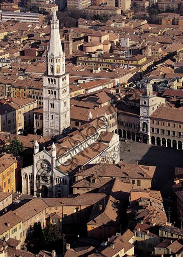 Modena: veduta aerea di Piazza Grande con il Duomo, la Ghirlandina (la torre campanaria) e il Municipio con la Torre civica.