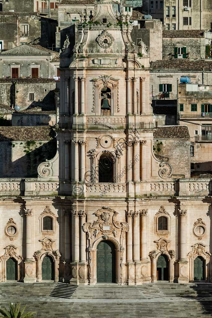 Modica: veduta del Duomo di San Giorgio. Il Duomo di San Giorgio è spesso indicato come monumento simbolo del Barocco siciliano. La chiesa di San Giorgio, inserita nella Lista Mondiale dei Beni dell'Umanità dell'UNESCO, è il risultato finale della ricostruzione sei/settecentesca, avvenuta in seguito ai disastrosi terremoti che colpirono Modica nel 1542, nel 1613 e nel 1693 (il più grave); lievi danni apportarono i sismi nell'area iblea succedutisi nel corso del Settecento e nel 1848.