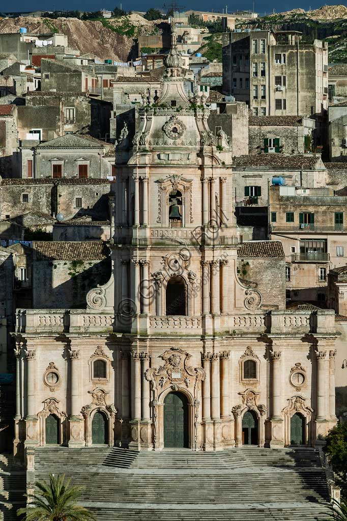 Modica: veduta del Duomo di San Giorgio. Il Duomo di San Giorgio è spesso indicato come monumento simbolo del Barocco siciliano. La chiesa di San Giorgio, inserita nella Lista Mondiale dei Beni dell'Umanità dell'UNESCO, è il risultato finale della ricostruzione sei/settecentesca, avvenuta in seguito ai disastrosi terremoti che colpirono Modica nel 1542, nel 1613 e nel 1693 (il più grave); lievi danni apportarono i sismi nell'area iblea succedutisi nel corso del Settecento e nel 1848.