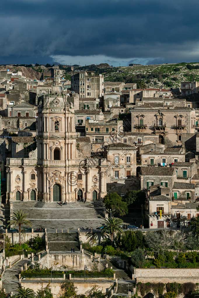 Modica: veduta del Duomo di San Giorgio. Il Duomo di San Giorgio è spesso indicato come monumento simbolo del Barocco siciliano. La chiesa di San Giorgio, inserita nella Lista Mondiale dei Beni dell'Umanità dell'UNESCO, è il risultato finale della ricostruzione sei/settecentesca, avvenuta in seguito ai disastrosi terremoti che colpirono Modica nel 1542, nel 1613 e nel 1693 (il più grave); lievi danni apportarono i sismi nell'area iblea succedutisi nel corso del Settecento e nel 1848.