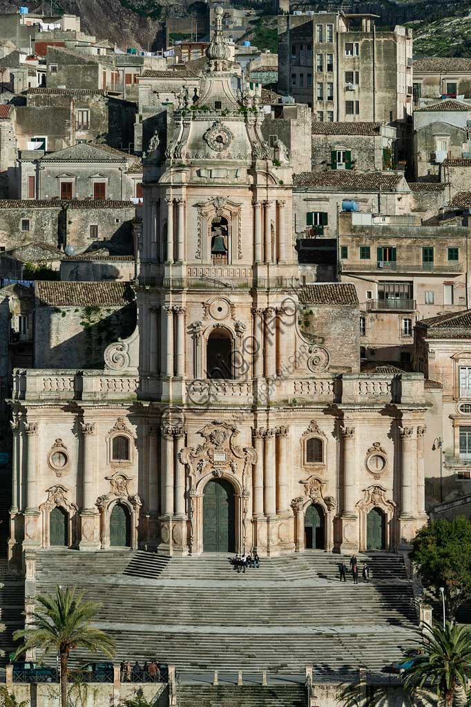 Modica: veduta del Duomo di San Giorgio. Il Duomo di San Giorgio è spesso indicato come monumento simbolo del Barocco siciliano. La chiesa di San Giorgio, inserita nella Lista Mondiale dei Beni dell'Umanità dell'UNESCO, è il risultato finale della ricostruzione sei/settecentesca, avvenuta in seguito ai disastrosi terremoti che colpirono Modica nel 1542, nel 1613 e nel 1693 (il più grave); lievi danni apportarono i sismi nell'area iblea succedutisi nel corso del Settecento e nel 1848.