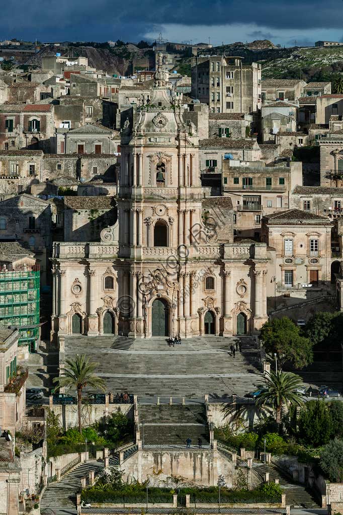 Modica: veduta del Duomo di San Giorgio. Il Duomo di San Giorgio è spesso indicato come monumento simbolo del Barocco siciliano. La chiesa di San Giorgio, inserita nella Lista Mondiale dei Beni dell'Umanità dell'UNESCO, è il risultato finale della ricostruzione sei/settecentesca, avvenuta in seguito ai disastrosi terremoti che colpirono Modica nel 1542, nel 1613 e nel 1693 (il più grave); lievi danni apportarono i sismi nell'area iblea succedutisi nel corso del Settecento e nel 1848.