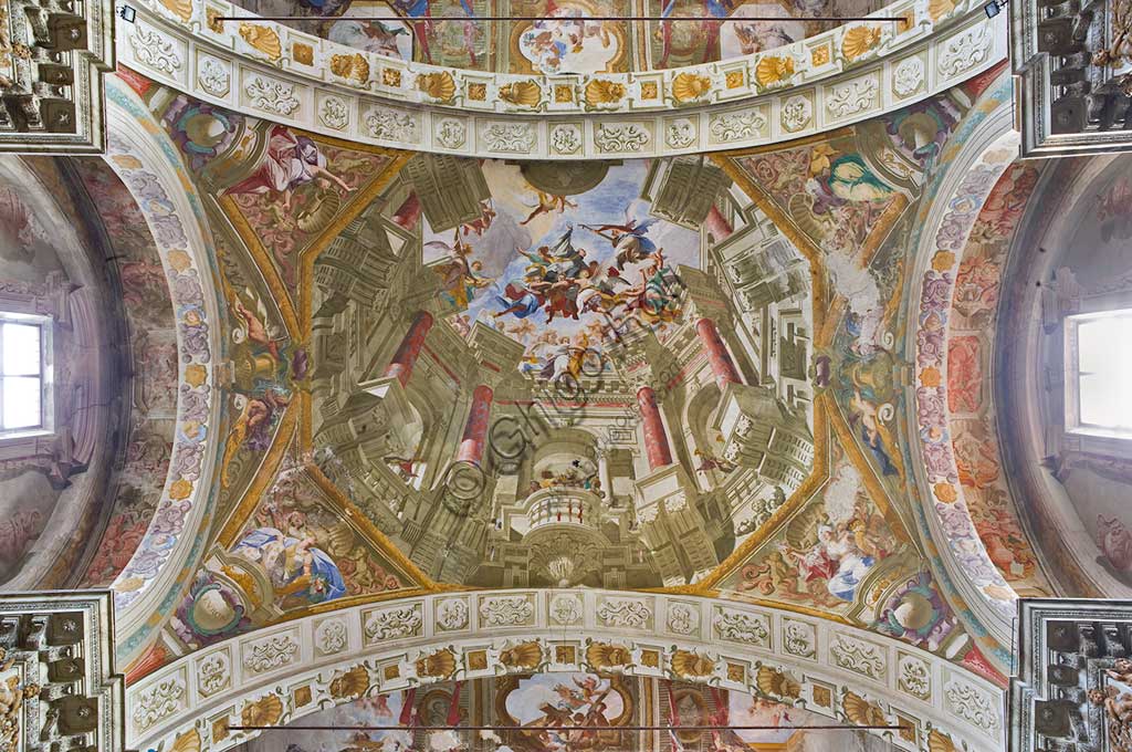 Mondovì, Chiesa della Missione (o del Gesù), finta cupola: soffitto con apoteosi di San Francesco Saverio.Affreschi di Andrea Pozzo (1679).