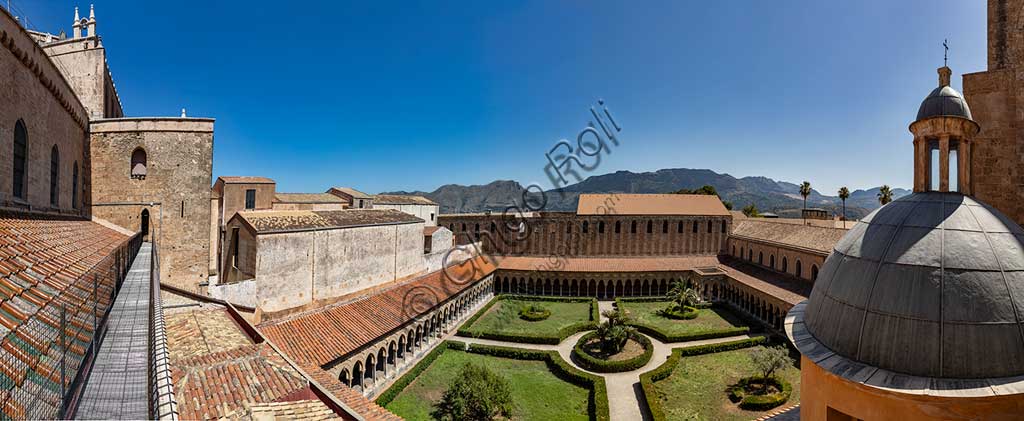 Monreale, Duomo, chiostro del monastero benedettino: veduta del chiostro (XII sec.).