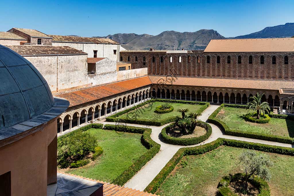 Monreale, Duomo, chiostro del monastero benedettino: veduta del chiostro (XII sec.).