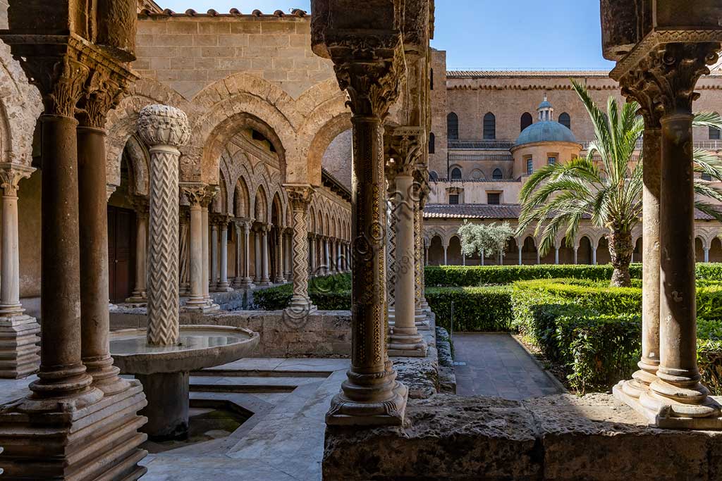 Monreale, Duomo, chiostro del monastero benedettino (XII sec.): il Chiostrino con la fontana, forse primitivo fonte battesimale. Sullo sfondo, il fianco meridionale della Cattedrale.