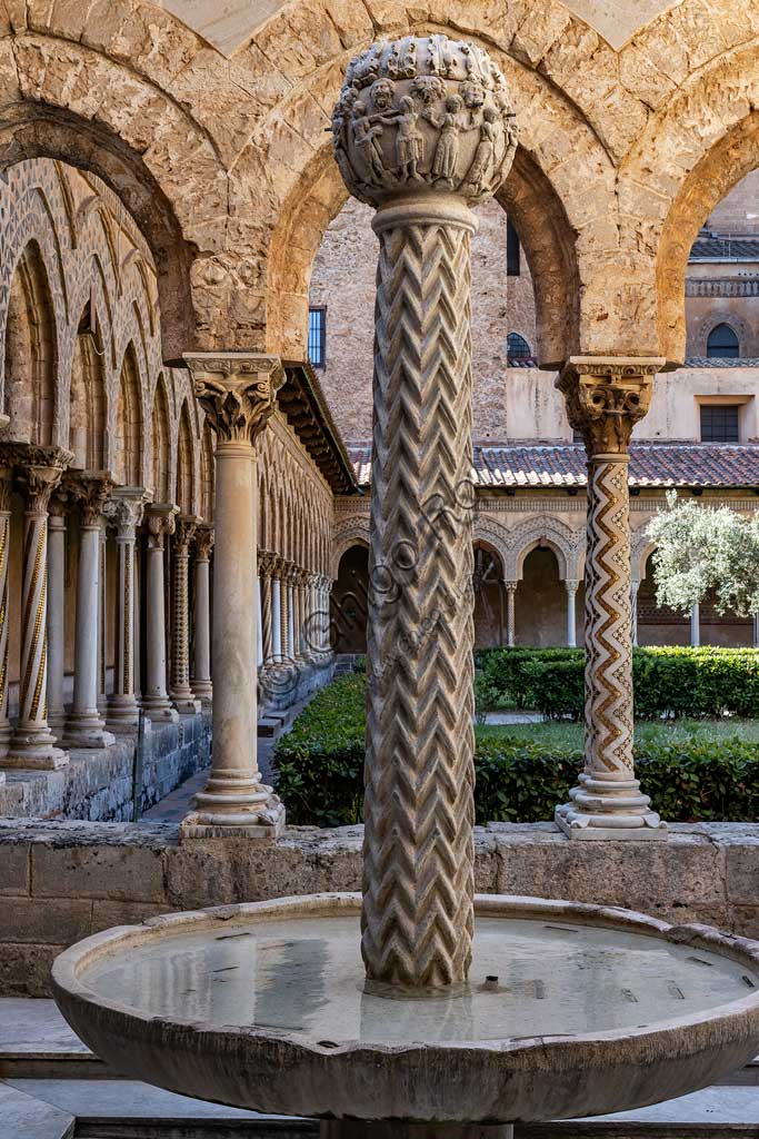 Monreale, Duomo, chiostro del monastero benedettino (XII sec.): il Chiostrino con la fontana, forse primitivo fonte battesimale.