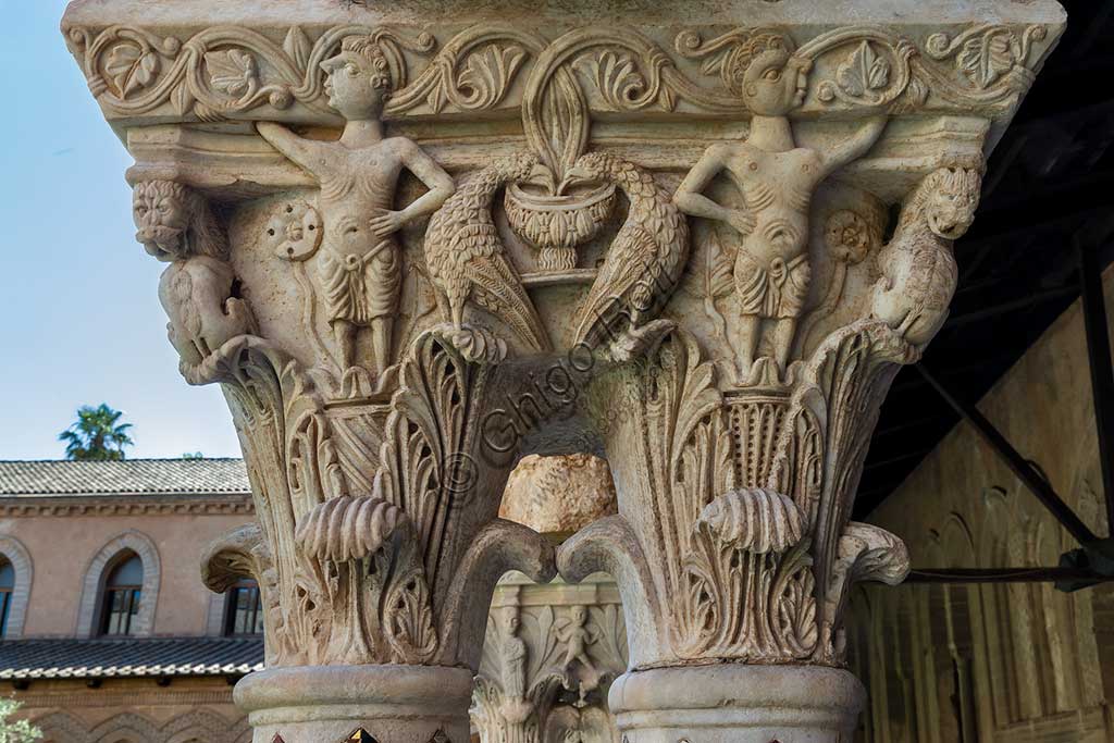 Monreale, Duomo, chiostro del monastero benedettino (XII secolo): il capitello N18, faccia Est con due figure, uccelli e dragoni.