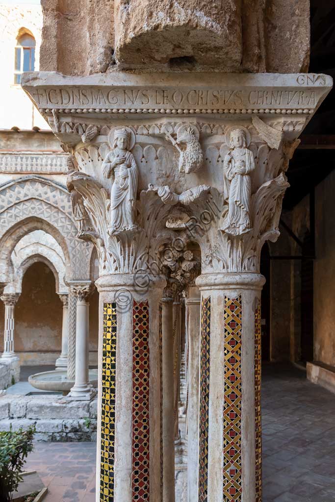  Monreale, Duomo, the cloister of the Benedectine monastery (XII century): the Northern side of capital W8; "the Lamb of God between the allegories of Hope and Faith, personified by William II and Joan of England Plantagenet ".Latin inscription: "IC DNS MAGNVS LEO CRISTVS CERNITVR AGNVS".