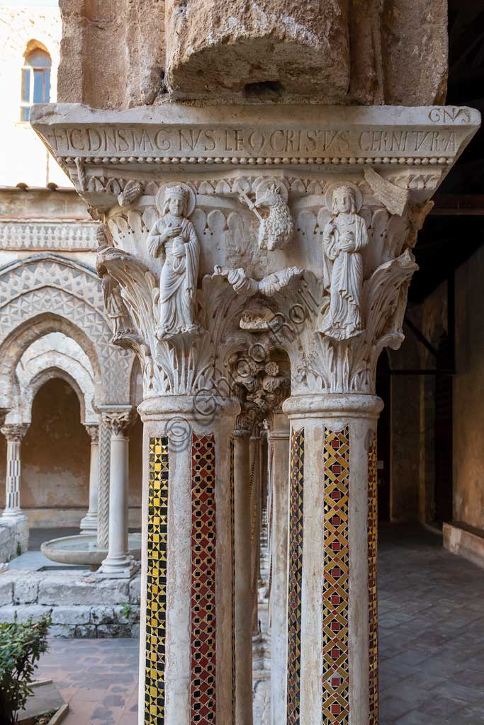 Monreale, Duomo, chiostro del monastero benedettino (XII secolo): il capitello W 8, faccia Nord; "l'Agnello di DIo tra le allegorie della Speranza e della Fede, impersonate da Guglielmo II e Giovanna d'Inghilterra Plantageneta". Iscrizione latina: "IC DNS MAGNVS LEO CRISTVS CERNITVR AGNVS". 