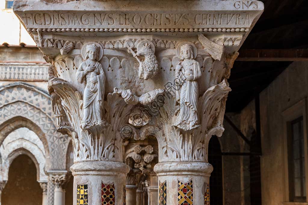 Monreale, Duomo, chiostro del monastero benedettino (XII secolo): il capitello W 8, faccia Nord; "l'Agnello di DIo tra le allegorie della Speranza e della Fede, impersonate da Guglielmo II e Giovanna d'Inghilterra Plantageneta". Iscrizione latina: "IC DNS MAGNVS LEO CRISTVS CERNITVR AGNVS". 