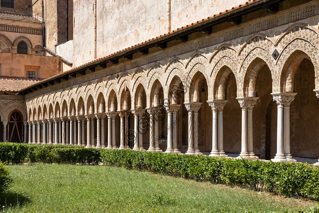 Monreale, Duomo, chiostro del monastero benedettino (XII secolo): fuga di archi sul lato orientale del chiostro.