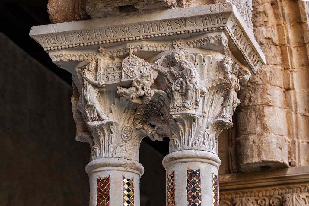 Monreale, Duomo, chiostro del monastero benedettino (XII secolo):    il capitello W 8, faccia Sud;  "L'imperatore Guglielmo II offre la Cattedrale alla Vergine col Bambino". 