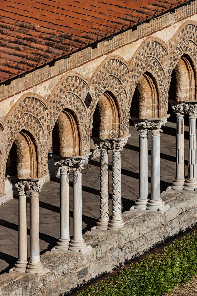 Monreale, Duomo, chiostro del monastero benedettino (XII secolo): fuga di archi sul lato orientale del chiostro.