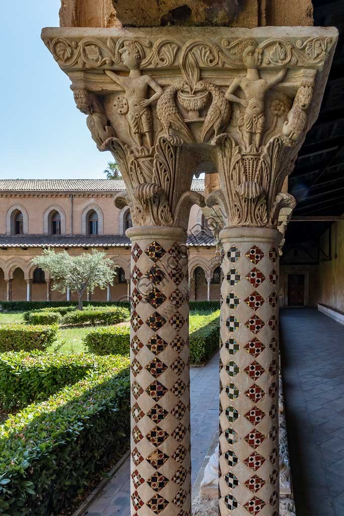  Monreale, Duomo, the cloister of the Benedectine monastery (XII century): the Eastern side of capital N18 representing two people, birds and dragons.