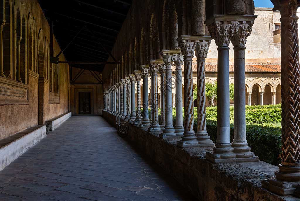 Monreale, Duomo, chiostro del monastero benedettino (XII secolo): veduta del lato occidentale del chiostro (in direzione Nord).