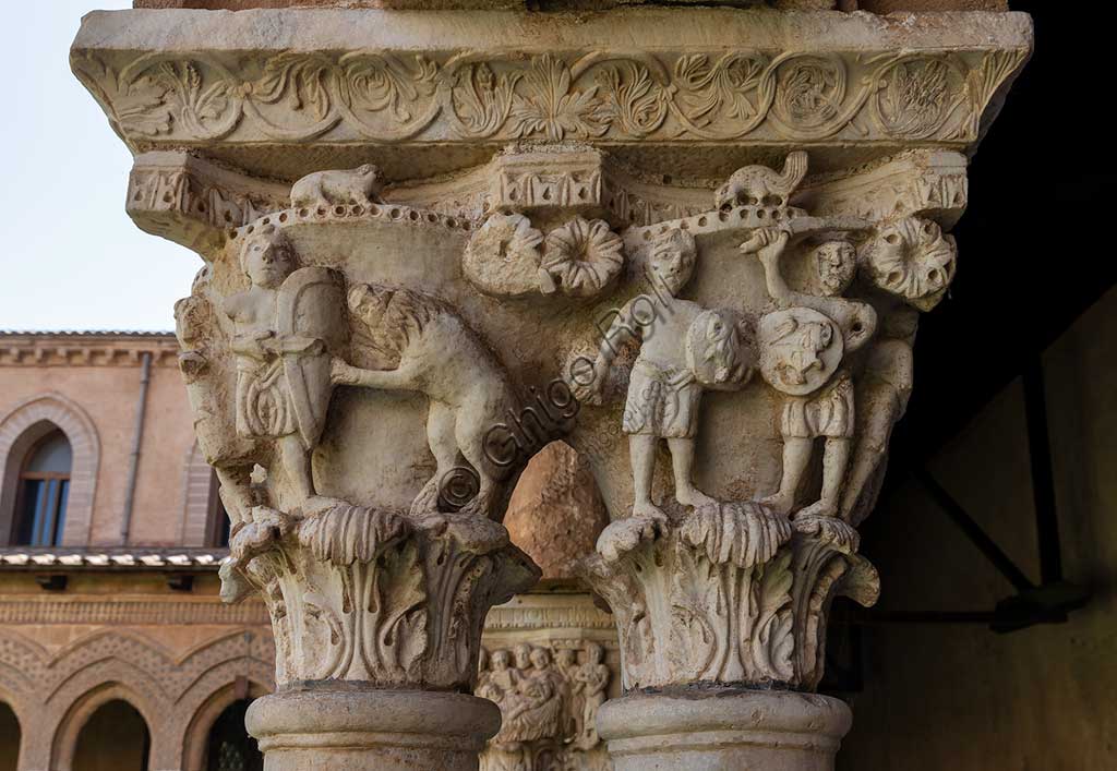 Monreale, Duomo, chiostro del monastero benedettino (XII secolo):  il capitello N9, faccia Est, con due soldati armati e combattimento di un uomo col leone.
