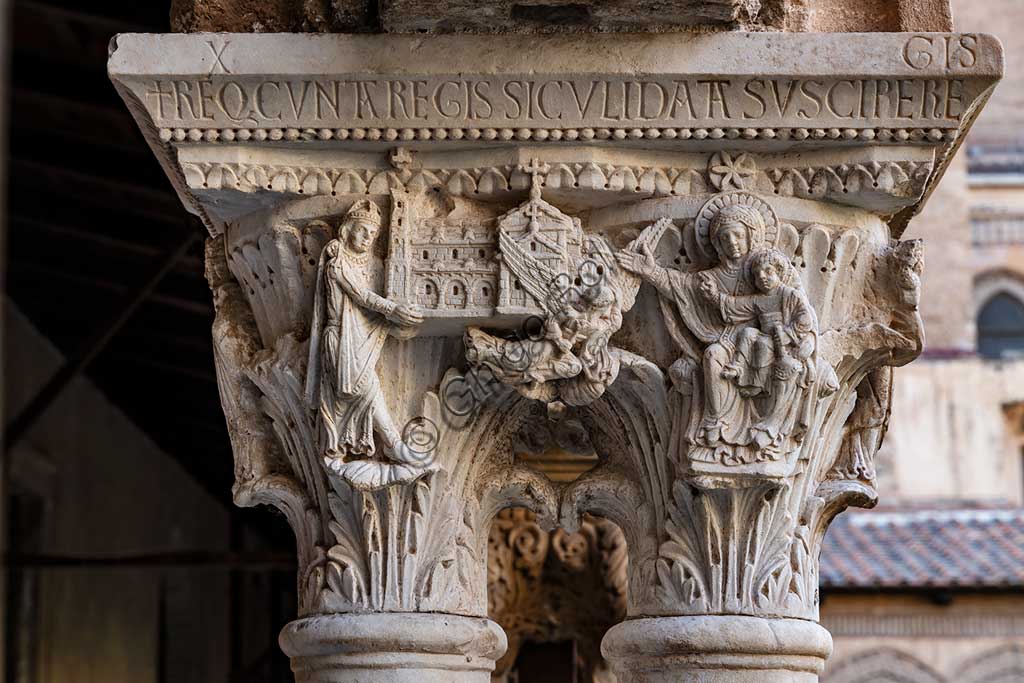 Monreale, Duomo, chiostro del monastero benedettino (XII secolo):    il capitello W 8, faccia Sud;  "L'imperatore Guglielmo II offre la Cattedrale alla Vergine col Bambino". 