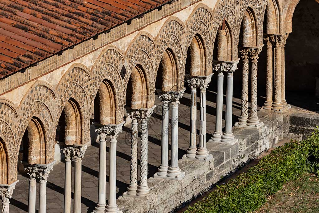 Monreale, Duomo, chiostro del monastero benedettino (XII secolo): fuga di archi sul lato orientale del chiostro.