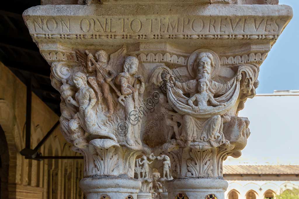 Monreale, Duomo, chiostro del monastero benedettino (XII secolo):    il capitello N 8, faccia Ovest; "Il ricco arde all'inferno mentre Lazzaro viene accolto in Paradiso tra le braccia di Abramo, dalla parabola del ricco e di Lazzaro"Iscrizione latina:  O DIVES DIVES / NON MVLTO TEMPORE VIVES / FAC BENE DVM VI / VIS POST PORTEM VIVERE SI VIS.