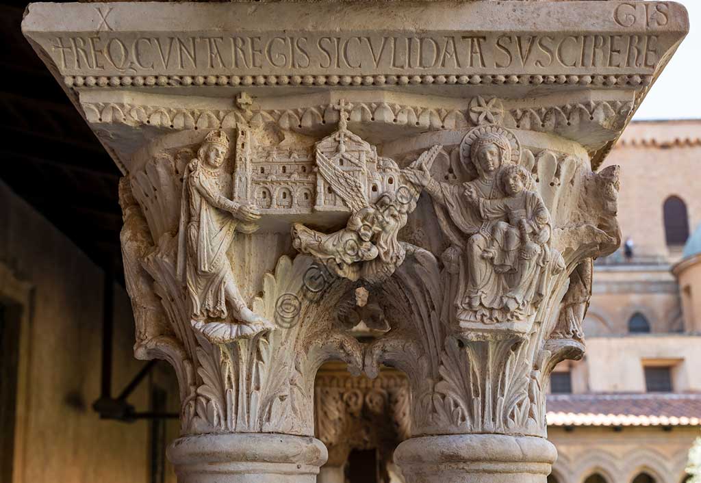 Monreale, Duomo, chiostro del monastero benedettino (XII secolo):    il capitello W 8, faccia Sud;  "L'imperatore Guglielmo II offre la Cattedrale alla Vergine col Bambino". 