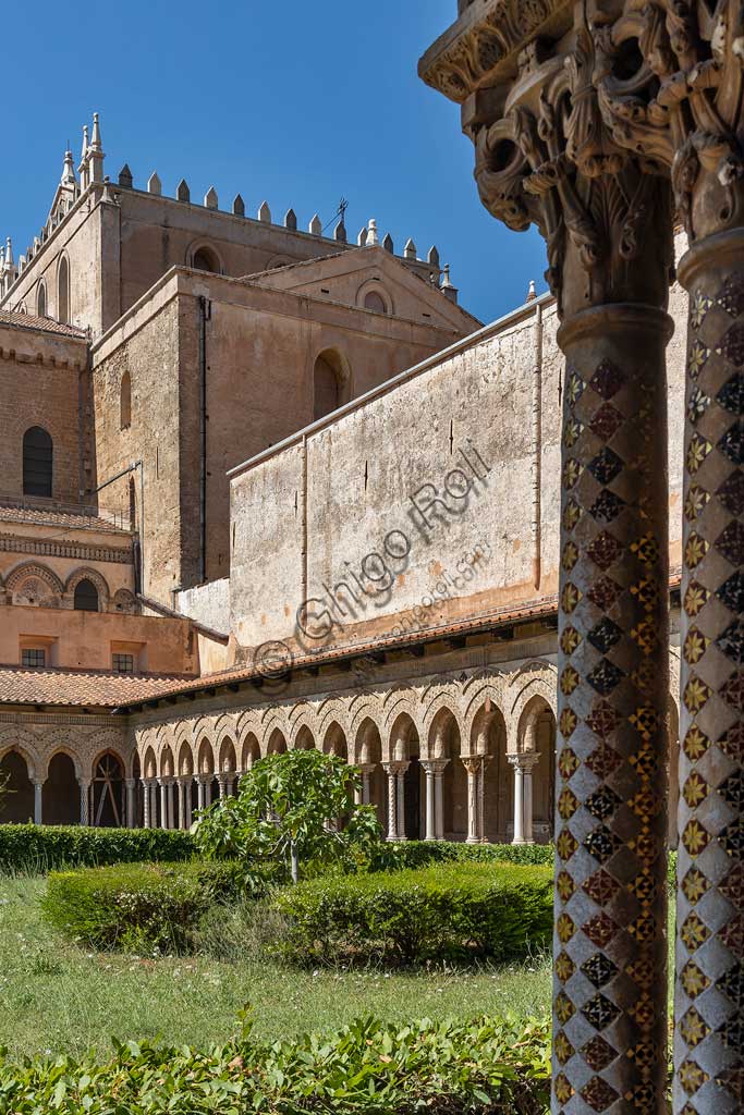  Monreale, Duomo: the Eastern side of the cloister (XII century) and the transept of the Cathedral.