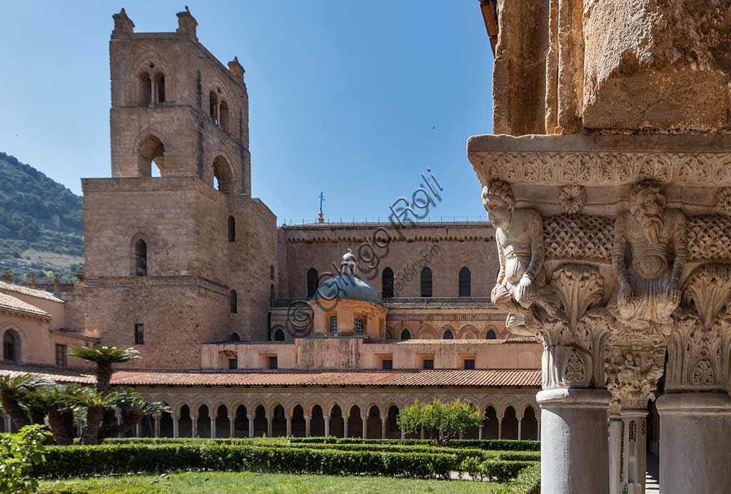 Monreale, Duomo: veduta del chiostro (XII secolo) e della Cattedrale. In primo piano, il capitello E 25.