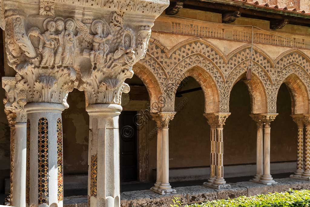 Monreale, Duomo: veduta del chiostro, XII secolo. In primo piano, la faccia Nord del capitello E 24 ("Le Pie Donne al sepolcro - L'angelo mostra il sepolcro vuoto").