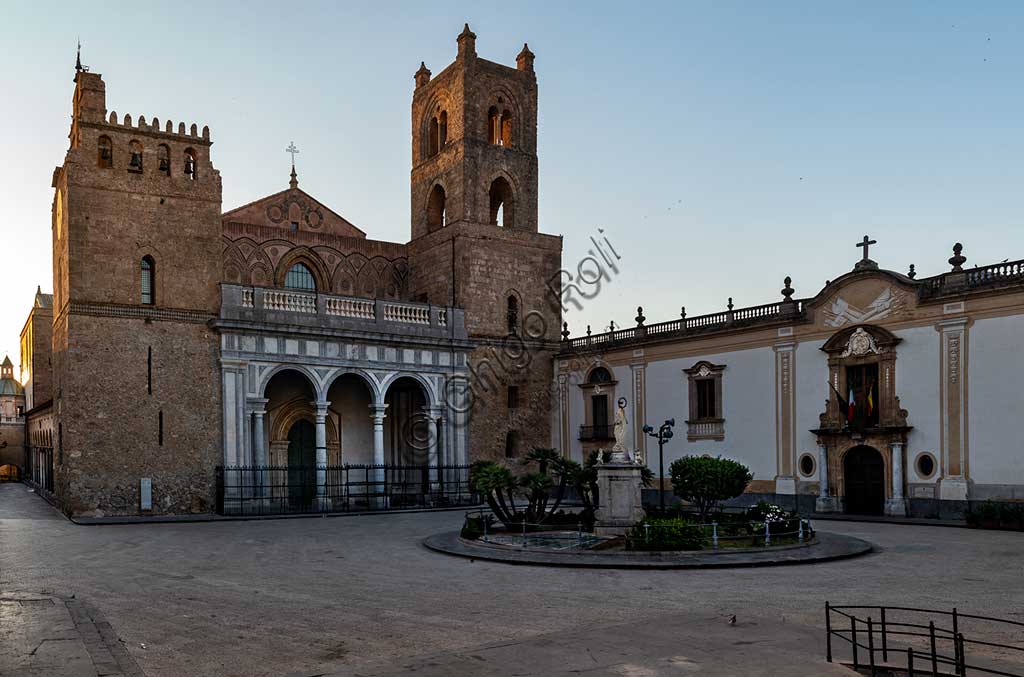 Monreale, Duomo: veduta della facciata e della piazza antistante. 