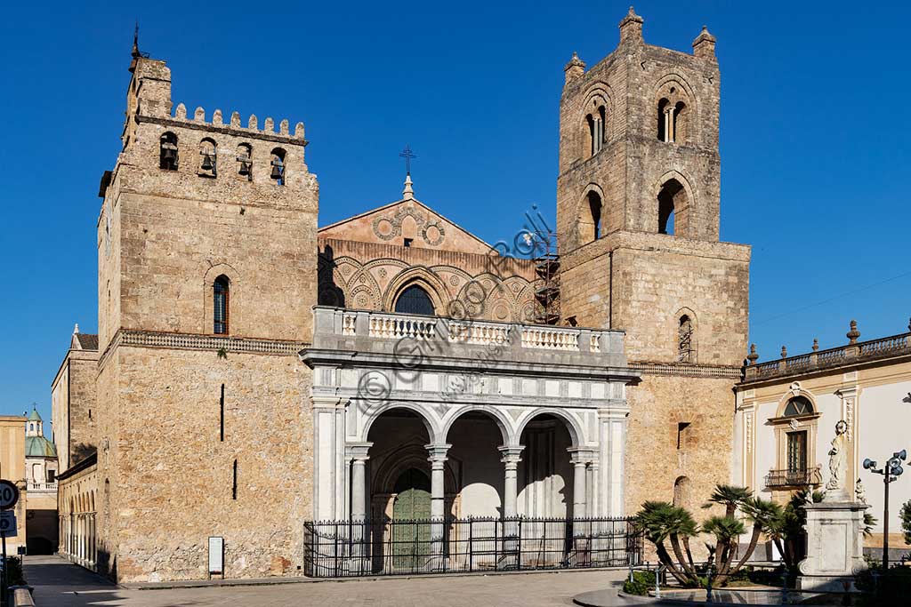 Monreale, Duomo: veduta della facciata e della piazza antistante. 