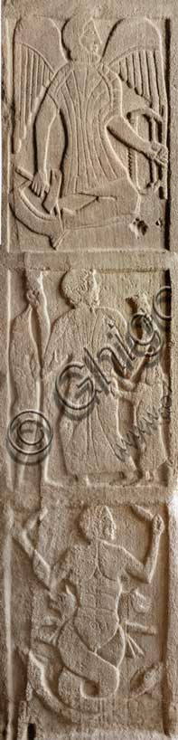 Museo Civico Archeologico di Bologna:Stele funeraria etrusca decorata su entrambi i lati e nello spessore; proveniente dal sepolcreto dei Giardini Margherita. Particolare con montaggio di metope nello spessore: 1. Scilla; 2. Circe con due compagni di Ulisse, in parte già trasformati in maiali; 3. Dedalo.inv. DUCATI_012