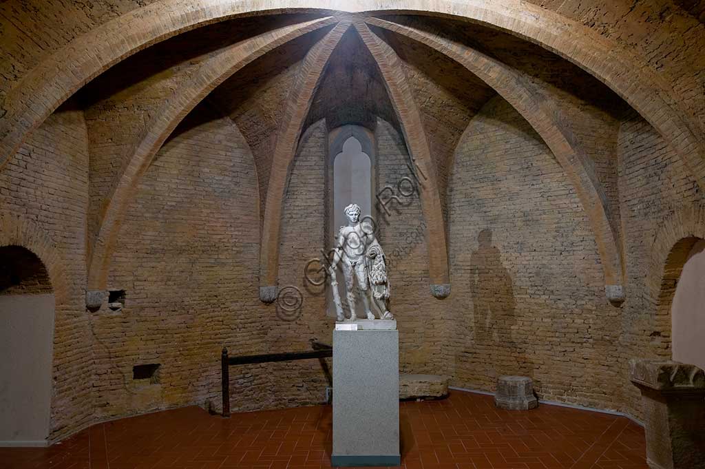 Montefalco, Museum of St. Francis: statue of Hercules (1st century), on a 4th century BC archetype.