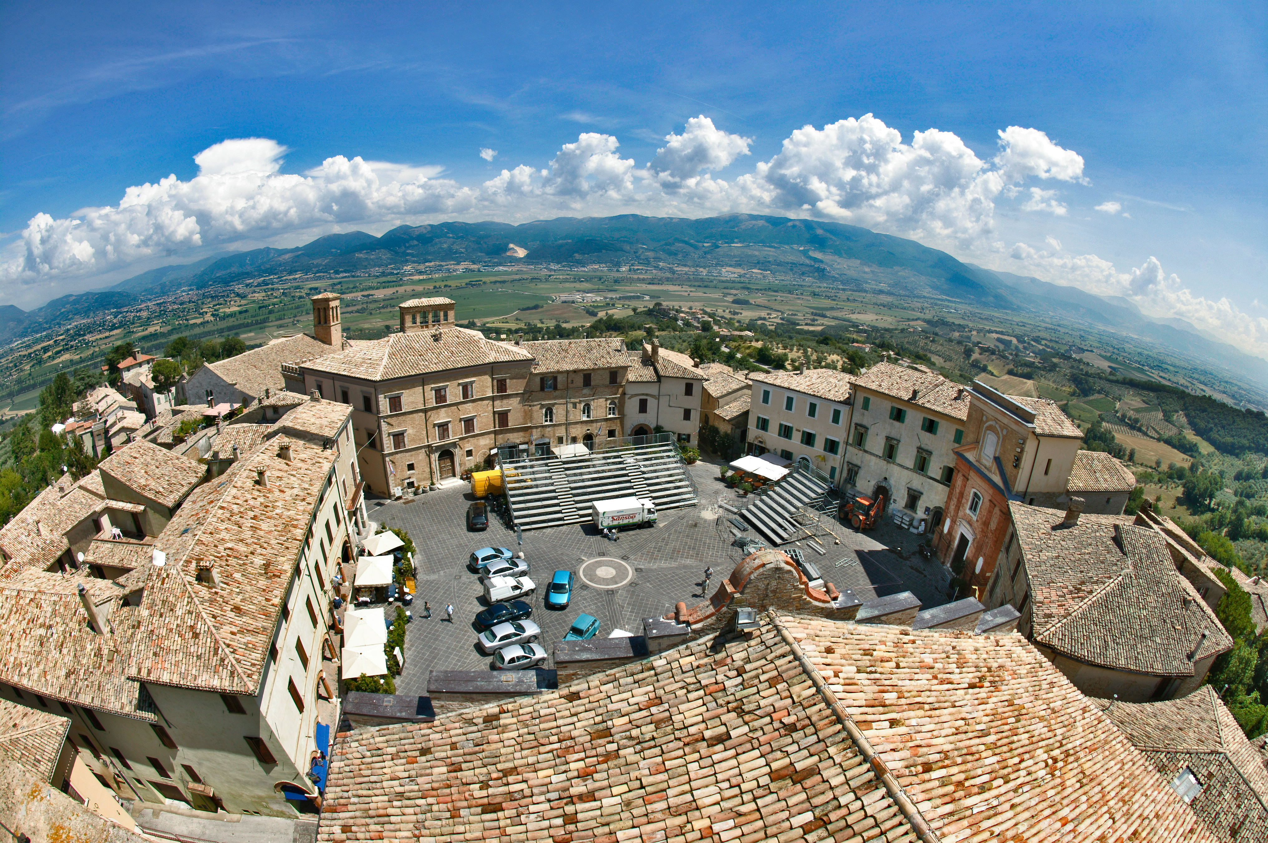 Montefalco: la rotonda piazza del comune. Sullo sfondo, la Valle Umbra.