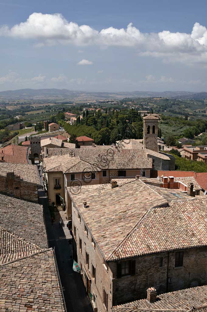 Montefalco: veduta dalla torre municipale su Corso Goffredo Mameli.