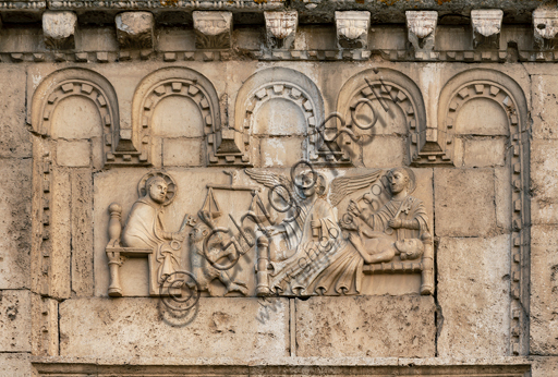 Spoleto, Chiesa di San Pietro, la facciata, caratterizzata da rilievi romanici (XII secolo). Uno dei cinque bassorilievi a sinistra del portale maggiore: "Morte del giusto".