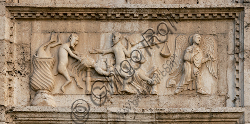 Spoleto, Chiesa di San Pietro, la facciata, caratterizzata da rilievi romanici (XII secolo). Uno dei cinque bassorilievi a sinistra del portale maggiore: "Morte del peccatore".