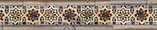 Palermo, Palazzo Reale o Palazzo dei Normanni, Torre Pisana, Sala di Re Ruggero (la sala voluta da Re Ruggero II d'Altavilla), rivestimento marmoreo: dettaglio di mosaici a motivi geometrici.