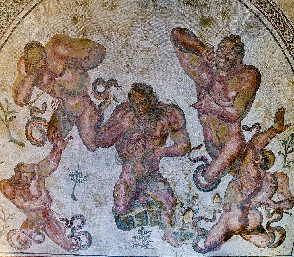 Piazza Armerina, Villa romana del Casale che probabilmente era palazzo imperiale urbano. Oggi è Patrimonio dell'umanità dell'UNESCO.  particolare di mosaico pavimentale raffigurante  i giganti colpiti a morte da Ercole poichè avevano osato sfidare Zeus.