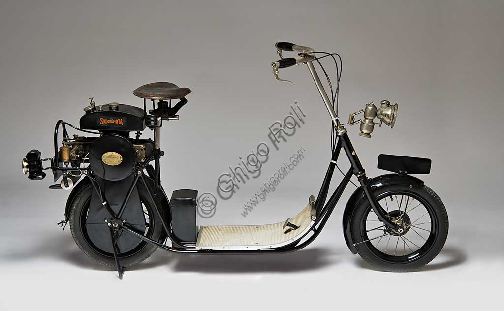 Moto d'epoca ABC Skootamota. Scooter.Marca: ABC - Gilbert Campling Ltdmodello: Skootamotanazione: Regno Unito - Londraanno: 1919condizioni: restauratocilindrata: 125 cc, 1 Hpmotore: quattro tempi a cilindro orizzontale e valvole contrapposte (aspirazione laterale, scarico in testa)Questo scooter da un cavallo di potenza fu disegnato da Granville Bradshaw e fu uno degli scooter migliori e più diffusi. Il motore era montato direttamente sopra la ruota posteriore e trasmetteva il moto in presa diretta tramite catena. Una delle caratteristiche che lo fecero più apprezzare fu la comoda sella.