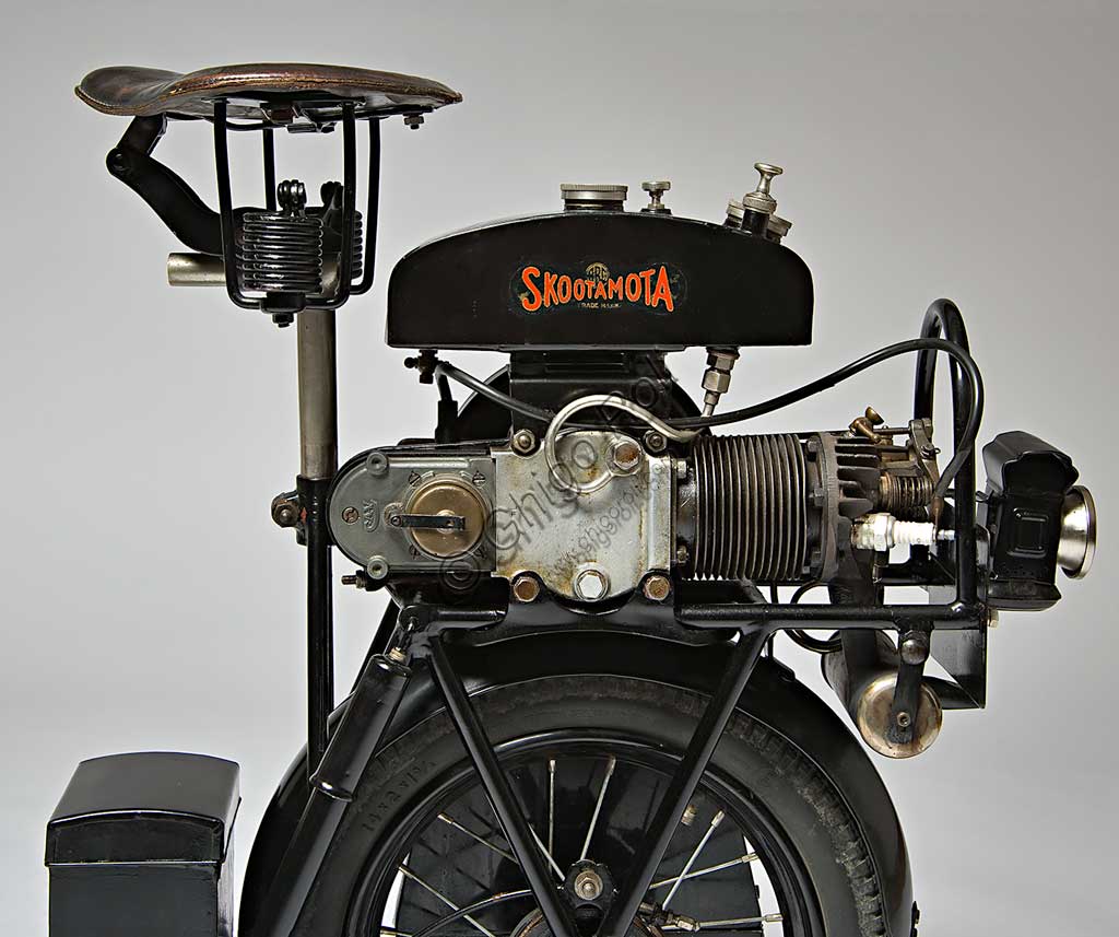 Moto d'epoca ABC Skootamota. Scooter.Marca: ABC - Gilbert Campling Ltdmodello: Skootamotanazione: Regno Unito - Londraanno: 1919condizioni: restauratocilindrata: 125 cc, 1 Hpmotore: quattro tempi a cilindro orizzontale e valvole contrapposte (aspirazione laterale, scarico in testa)Questo scooter da un cavallo di potenza fu disegnato da Granville Bradshaw e fu uno degli scooter migliori e più diffusi. Il motore era montato direttamente sopra la ruota posteriore e trasmetteva il moto in presa diretta tramite catena. Una delle caratteristiche che lo fecero più apprezzare fu la comoda sella.