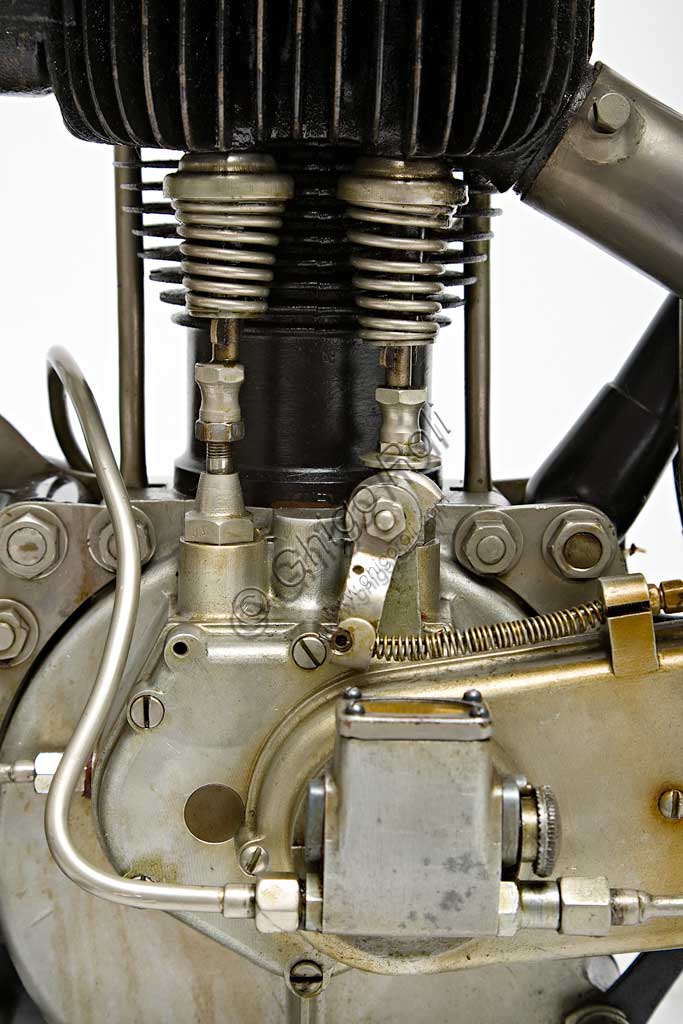 Moto d'epoca AJS ES 350. Motore.Marca: AJSmodello: ES 350nazione: Regno Unito -  Londraanno: 1925condizioni: restauratacilindrata: 350 ccmotore: monocilindrico quattro tempi a valvole lateralicambio: a tre rapportiNei primi anni '20 la AJS entrò nella leggenda trionfando con la 350 al  Tourist Trophy per quattro anni consecutivi nella categoria Junior e, nel '21, anche in quella  Senior. Le versioni da corsa avevano valvole in testa, e furono le prime moto inglesi con questa soluzione ad avere successo. Con l'esemplare qui riprodotto, del '25 e più turistico, la AJS torna alla più collaudata disposizione a valvole laterali.