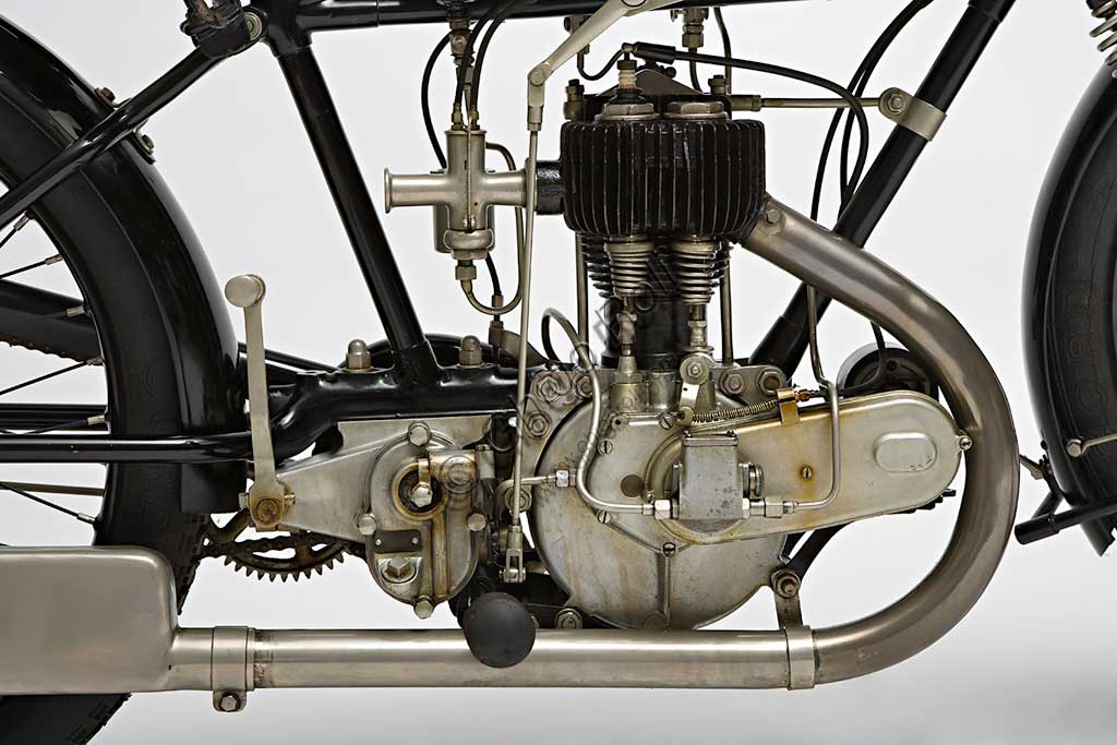 Moto d'epoca AJS ES 350. Motore.Marca: AJSmodello: ES 350nazione: Regno Unito -  Londraanno: 1925condizioni: restauratacilindrata: 350 ccmotore: monocilindrico quattro tempi a valvole lateralicambio: a tre rapportiNei primi anni '20 la AJS entrò nella leggenda trionfando con la 350 al  Tourist Trophy per quattro anni consecutivi nella categoria Junior e, nel '21, anche in quella  Senior. Le versioni da corsa avevano valvole in testa, e furono le prime moto inglesi con questa soluzione ad avere successo. Con l'esemplare qui riprodotto, del '25 e più turistico, la AJS torna alla più collaudata disposizione a valvole laterali.