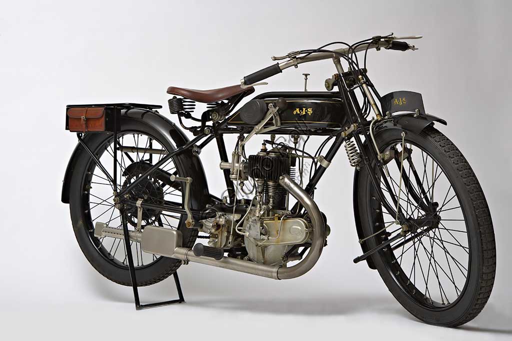 Moto d'epoca AJS ES 350Marca: AJSmodello: ES 350nazione: Regno Unito -  Londraanno: 1925condizioni: restauratacilindrata: 350 ccmotore: monocilindrico quattro tempi a valvole lateralicambio: a tre rapportiNei primi anni '20 la AJS entrò nella leggenda trionfando con la 350 al  Tourist Trophy per quattro anni consecutivi nella categoria Junior e, nel '21, anche in quella  Senior. Le versioni da corsa avevano valvole in testa, e furono le prime moto inglesi con questa soluzione ad avere successo. Con l'esemplare qui riprodotto, del '25 e più turistico, la AJS torna alla più collaudata disposizione a valvole laterali.