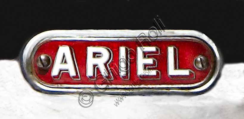 Moto d'epoca “Ariel Square Four Mk1”Marca: Arielmodello: Square Four Mk1nazione: Regno Unito - Birminghaanno: 1950condizioni: conservatacilindrata: 995 cc (alesaggio e corsa 65 x 75)motore: quattro cilindri "square"cambio: a quattro rapportiGià conosciuto come marchio di biciclette a metà ottocento, l'evocativo nome di Ariel, spirito shakespeariano, ricompare nel 1901 legato alla prima motocicletta di una lunga serie, che monta un motore di 211 cc. La fabbrica di Birmingham produce molti mono e qualche bicilindrico, fino al 1931 quando, su disegno di Edward Turners, nasce lo "Square Four" un motore poi divenuto mitico. Con doppio albero motore parallelo e quattro cilindri disposti in quadrato, il suo progetto rimane unico nel panorama motociclistico mondiale.Questo propulsore deve la sua fama anche a una elasticità e a un "tiro" ai bassi proverbiali, al punto da far quasi diventare inutile il cambio a quattro marce. Il modello qui presentato è del 1950, l'ultimo anno in cui comparivano due soli tubi di scarico: i cilindri posteriori infatti, conferivano i gas combusti nel collettore di quelli anteriori all'interno della testa. Fu prodotta fino al '59.