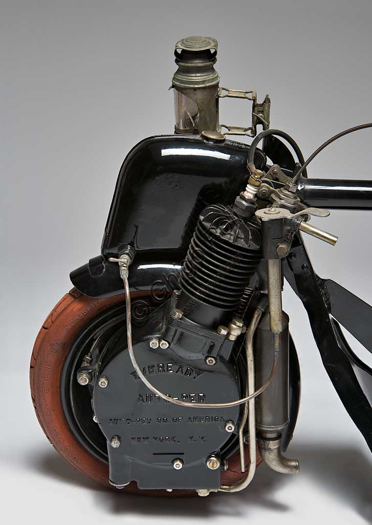 Moto d'epoca Autoped. Scooter.Marca: AUTOPED Companynazione: U.S.A. -Long Island City - NYanno: 1915condizioni: restauratocilindrata: 155 ccmotore: monocilindrico a quattro tempicambio: monomarcia con frizioneScooter significa monopattino e l'Autoped, considerato il primo scooter della storia, non è altro che questo: un piccolo, agile e innovativo monopattino a motore. Concepito per spostamenti sulle brevi distanze, l'Autoped obbligava il pilota a stare in piedi. Il montante del manubrio comandava partenza e arresto: se spinto in avanti rilasciava la frizione, se tirato indietro azionava il freno (e il pensiero va immediatamente al moderno Segway...). Una leva comandava la potenza. Completavano la dotazione un fanale, un klaxon e una cassettina degli attrezzi. Il manubrio era ripiegabile, consentendo di spstare a mano e riporre in poco spazio questo piccolo gioiello del progresso. Gli pneumatici e le manopole del manubrio davano, con il loro colore arancione, un tocco di assoluta modernità a questo mezzo. In questo esemplare anche le gomme sono originali.