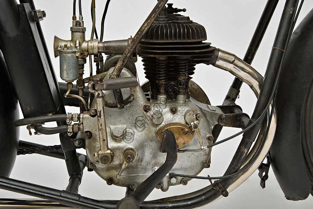 Moto d'epoca Axa. Motore.Marca: Axamodello: ?nazione: Francia anno: 1927condizioni: conservatacilindrata: 350 ?motore: Monocilindrico a valvole lateralicambio: in blocco a tre rapportiSappiamo veramente poco di questa moto che sembra essere l'unico esemplare superstite di una piccola produzione artigianale localizzata forse nel sud della Francia. La motocicletta, perfettamente conservata nelle condizioni originali, sembra, dalle misure effettuate esternamente al basamento, essere una 350 cc. 