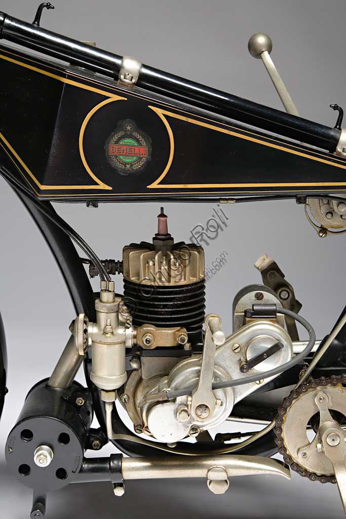 Moto d'epoca Benelli 125 Marca: Benellimodello: 125nazione: Italia - Pesaroanno: 1926condizioni: restauratacilindrata: 123,4 (alesaggio e corsamotore: monocilindrico due tempicambio: a due rapportiNata nel 1911 come officina per la riparazione di motori altrui, dopo le vicende della Grande Guerra, la Fratelli Benelli inizia a produrre parti per motori di aviazione auto e moto. E' del 1919 il primo motore motociclistico - un 75 cc. - e del '21 la prima motocicletta Benelli: la tipo A di 100 cc. e un cavallo di potenza che viene esposta al salone di Milano. L'elegante esemplare qui fotografato è del 1926, ha 1,25 cv di potenza, due marce con frizione e il telaio presenta la canna ribassata per poter essere utilizzata agevolmente anche dalle donne e dai prelati.Nel 1926 vinse il primo premio per il consumo di carburante più basso.