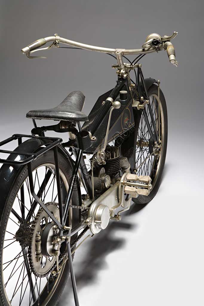 Moto d'epoca Benelli 125 Marca: Benellimodello: 125nazione: Italia - Pesaroanno: 1926condizioni: restauratacilindrata: 123,4 (alesaggio e corsamotore: monocilindrico due tempicambio: a due rapportiNata nel 1911 come officina per la riparazione di motori altrui, dopo le vicende della Grande Guerra, la Fratelli Benelli inizia a produrre parti per motori di aviazione auto e moto. E' del 1919 il primo motore motociclistico - un 75 cc. - e del '21 la prima motocicletta Benelli: la tipo A di 100 cc. e un cavallo di potenza che viene esposta al salone di Milano. L'elegante esemplare qui fotografato è del 1926, ha 1,25 cv di potenza, due marce con frizione e il telaio presenta la canna ribassata per poter essere utilizzata agevolmente anche dalle donne e dai prelati.Nel 1926 vinse il primo premio per il consumo di carburante più basso.