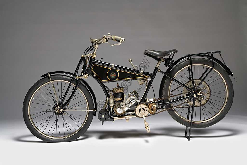 Moto d'epoca Benelli 125 Marca: Benellimodello: 125nazione: Italia - Pesaroanno: 1926condizioni: restauratacilindrata: 123,4 (alesaggio e corsamotore: monocilindrico due tempicambio: a due rapportiNata nel 1911 come officina per la riparazione di motori altrui, dopo le vicende della Grande Guerra, la Fratelli Benelli inizia a produrre parti per motori di aviazione auto e moto. E' del 1919 il primo motore motociclistico - un 75 cc. - e del '21 la prima motocicletta Benelli: la tipo A di 100 cc. e un cavallo di potenza che viene esposta al salone di Milano. L'elegante esemplare qui fotografato è del 1926, ha 1,25 cv di potenza, due marce con frizione e il telaio presenta la canna ribassata per poter essere utilizzata agevolmente anche dalle donne e dai prelati.Nel 1926 vinse il primo premio per il consumo di carburante più basso.