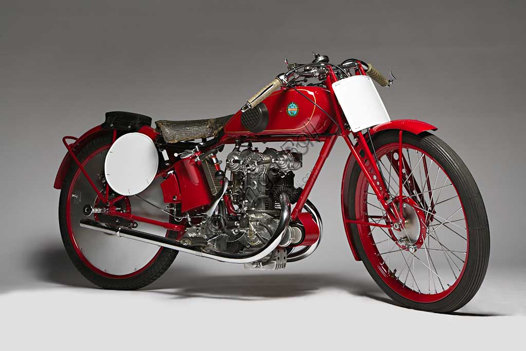 Moto d'epoca Benelli 175 Bialbero CorsaMarca: Benellimodello: 175 Bialbero Corsanazione: Italia - Pesaroanno: 1934condizioni: restauratacilindrata: 172,1 (alesaggio e corsa 62 x 57)motore: monocilindrico, a due alberi a cammes in testacambio: a  4 rapportiDopo aver prodotto le prime motoleggere turistiche, i Fratelli Benelli sentirono ben presto (già dal '27) l'esigenza di cimentarsi con le moto da corsa, dando così inizio ad una lunga stagione di successi. La 175 Bialbero Corsa, un'evoluzione della Gran Sport di serie, esordì nel '27 e, condotta da Tonino Benelli, vinse quasi tutte le gare più importanti di quell'anno aggiudicandosi il campionato italiano, oltre ad alcuni record mondiali. Raggiungeva i 150 km/h. Questo esemplare, dei soli sei o sette prodotti, appartenne al grande pilota pesarese Dorino Serafini, che fu campione italiano nel '33 e nel '36 (classe 500) e corse, con la Ferrari, la Mille Miglia del '50 e del '51.